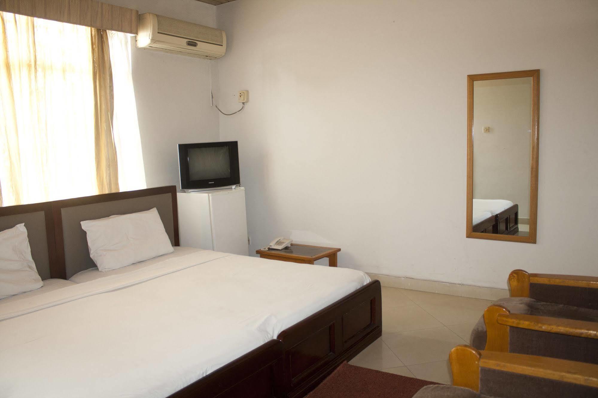 East Legon Guest Lodge Madina Zewnętrze zdjęcie